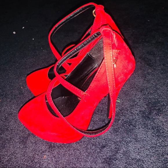 Red heels 👠 - Picture 2 of 5